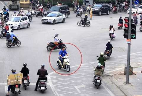 Đầu trần, chạy ngược chiều thoải mái miễn nhanh là được liệu có an toàn khi ta tham gia giao thông? (Ảnh minh họa). Đầu trần, chạy ngược chiều thoải mái miễn nhanh là được liệu có an toàn khi ta tham gia giao thông? (Ảnh minh họa).