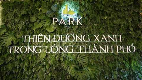 Sự kiện được trang trí bằng những mảng tường xanh mướt