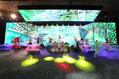 Ca sĩ Phương Vy và vũ đoàn cùng trình diễn ca khúc Unconditional