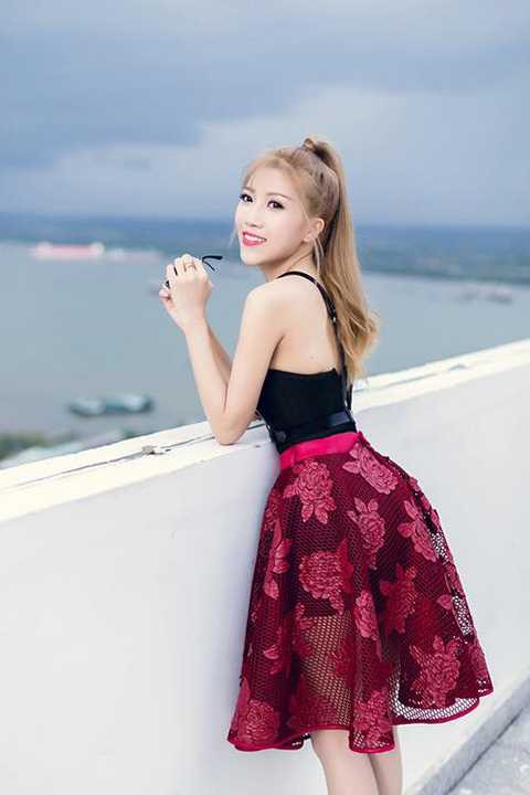 Câu nói “không có con đường nào luôn bằng phẳng và trải đầy hoa hồng” rất đúng, bởi tôi đã trải qua khá nhiều thăng trầm, chứ không êm đềm như khán giả đã nghĩ. Câu nói “không có con đường nào luôn bằng phẳng và trải đầy hoa hồng” rất đúng, bởi tôi đã trải qua khá nhiều thăng trầm, chứ không êm đềm như khán giả đã nghĩ.