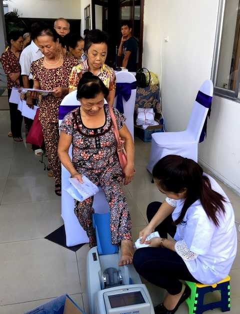 Vinamilk tổ chức đo loãng xương cho người cao tuổi giúp người cao tuổi phát hiện và phòng ngừa loãng xương Vinamilk tổ chức đo loãng xương cho người cao tuổi giúp người cao tuổi phát hiện và phòng ngừa loãng xương