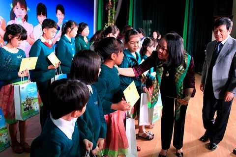 Bà Trương Thị Mai- Ủy viên Ban Chấp hành Trung ương Đảng, Chủ nhiệm Ủy ban các vấn đề về xã hội của Quốc hội trao tặng sữa và học bổng cho các em học sinh tỉnh Lâm Đồng