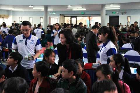 Bà Bùi Thị Hương, Giám Đốc Điều Hành Vinamilk và ca sỹ Hoàng Bách, đại sứ thiện chí của chương trình trao tặng sữa cho các em thiếu nhi tỉnh Lâm Đồng