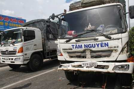 Xe tải 'điên' tông hàng loạt xe chờ đèn đỏ ở TP.HCM