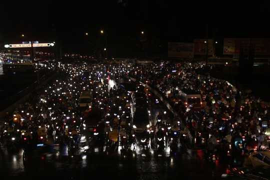 Hướng đường Võ Văn Ngân kẹt xe kéo dài tới gần chợ Thủ Đức