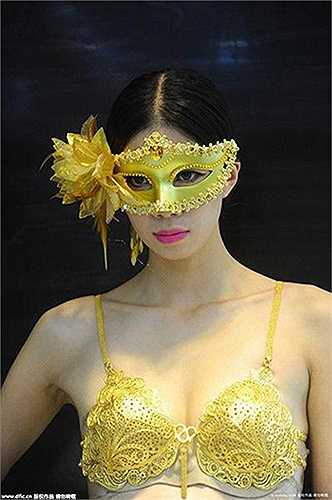 Người mẫu diện bộ bikini bằng vàng được chế tác tinh xảo nặng khoảng 1 kg, trị giá khoảng 10 triệu NDT. Đặc biệt, các người mẫu trình diễn trên một con đường có dải vàng thỏi ngay bên dưới. Để đảm bảo an ninh cho sự kiện, ban tổ chức huy động rất nhiều nhân viên bảo vệ. 