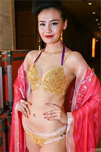 Hai bộ đồ này cần 4 thợ thủ công, năm nhà thiết kế làm trong 6 tháng mới hoàn thành. Giá trị của bộ đồ là 4 triệu NDT.