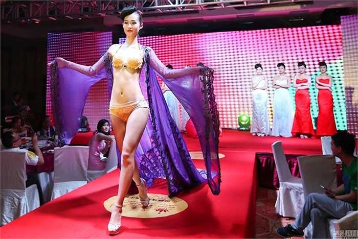 Ngoài ra, cửa hàng cũng thuê rất nhiều người mẫu đeo các bộ trang sức của cửa hàng. Tất cả như một show trình diễn thời trang, thu hút rất nhiều người đến xem và chụp ảnh lạiNgoài ra, cửa hàng cũng thuê rất nhiều người mẫu đeo các bộ trang sức của cửa hàng. Tất cả như một show trình diễn thời trang, thu hút rất nhiều người đến xem và chụp ảnh lại