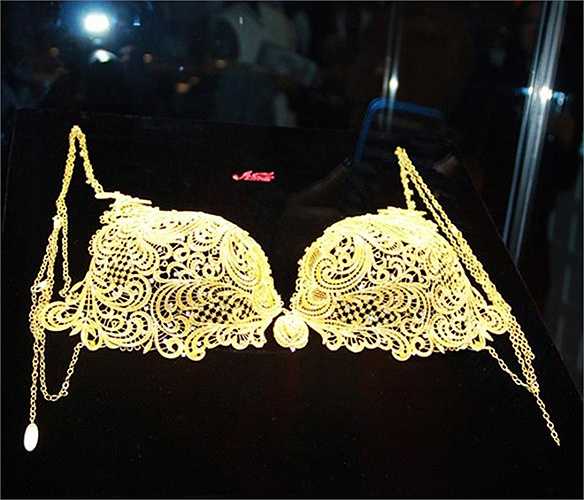  Bộ áo lót bằng vàng được trưng bày tại một cửa hàng nữ trang ở Trung Quốc.
