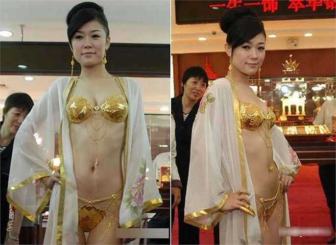 Trong hình là bộ đồ lót nặng 950 gram, trị giá 26.600 USD, do một công ty sản xuất đồ lót tại Thẩm Dương, Trung Quốc tạo ra trong vòng bốn tháng.