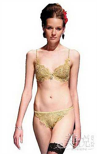 Bộ đồ lót bằng vàng nguyên chất tại tuần lễ thời trang quốc tế ở Bắc Kinh, Trung Quốc, ngày 24/10/2011. Nhà thiết kế phải mất 6 tháng để hoàn thành. Bộ đồ lót này nặng 1.000 gram, trị giá trên 4 triệu NDT (khoảng gần 14 tỷ đồng) 