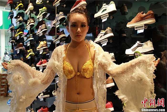 Ngày 10/6/2013, nhân dịp kỷ niệm ngày khai trương, một tiệm vàng ở Cửu Giang, tỉnh Giang Tây, đã cho một người mẫu nữ mặc đồ lót nặng hơn 950 gram vàng để thu hút khách hàng. Chiêu quảng bá của cửa hàng này nhanh chóng thu hút đông đảo khách hàng ghé thăm cửa hàng và chụp ảnh lưu niệm