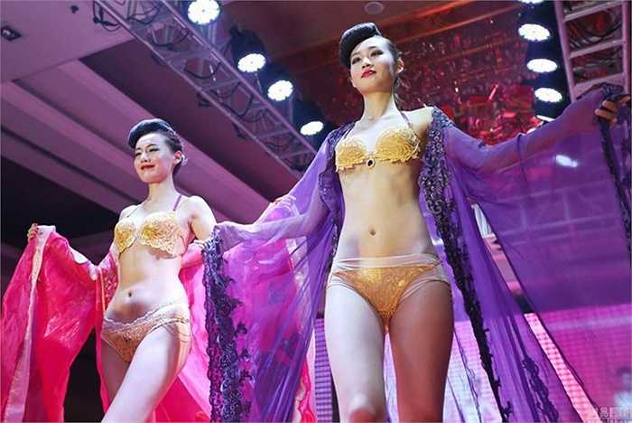 Tháng 6/2015, một cửa hàng vàng chơi trội đã thuê hai cô người mẫu mặc hai bộ bikini bằng vàng để kỷ niệm 120 năm thành lập.