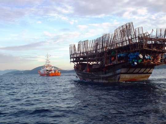 Tàu SAR 413 đang lai dắt tàu cá bị nạn vào đất liền