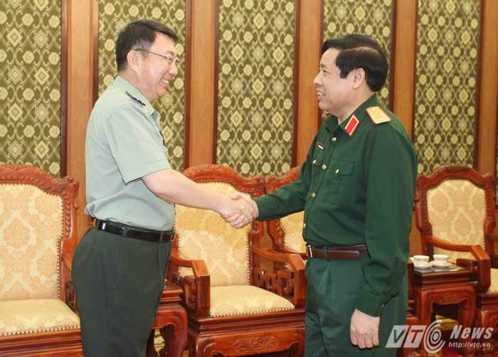 Đại tướng Phùng Quang Thanh chúc mừng Đại tá Chân Trung Hưng hoàn thành tốt đẹp nhiệm kỳ công tác tại Việt Nam - Ảnh: Hồng Pha