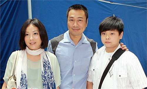 Trong khi nhiều bạn bè đồng nghiệp tích cực theo đuổi cơ hội làm việc ở đại lục, thì tài tử vẫn hết mực chung thủy với nhà đài TVB. 'Tôi sợ xa nhà lâu ngày sẽ ảnh hưởng đến hôn nhân, con trai tôi cũng đang ở tuổi trưởng thành, nên tôi muốn dành nhiều thời gian để ở bên chăm sóc gia đình, thế nên tôi chỉ muốn tập trung cho công việc ở Hong Kong mà thôi' - Lê Diệu Tường chia sẻ.