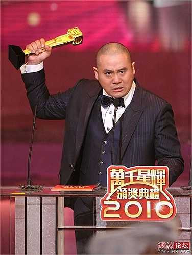Năm 2010, anh đoạt giải Nam diễn viên phụ xuất sắc nhất tại giải thưởng TVB. Hiện tại, nam diễn viên sinh năm 1967 cảm thấy hài lòng với những vai phụ trên màn ảnh nhỏ cùng một mái ấm gia đình hạnh phúc bên vợ đẹp và con ngoan. (Nguồn: Zing)