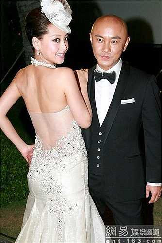 Không chỉ trắc trở trong sự nghiệp, chuyện tình cảm của Trương Vệ Kiện cũng khá lận đận. Thuở mới vào nghề, anh yêu và từng sống chung nhà với Tuyên Huyên. Trước thành công của bạn gái, Vệ Kiện tự ti và đã chọn cách chia tay để cô tìm được người đàn ông xứng đáng hơn. Năm 2009, Trương Vệ Kiện kết hôn với nữ diễn viên Trương Tây. Sau hơn 15 năm chung sống, cả hai vẫn hạnh phúc dù chưa có con.