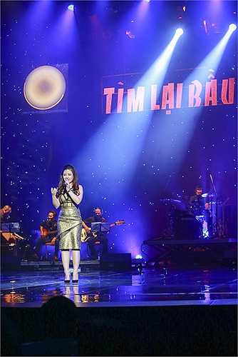 gay khi Dương Hoàng Yến trình diễn xong và đi vào hậu trường, nhiều khán giả vì quá ấn tượng với phần trình diễn ca khúc 'Trở lại bên nhau' đã gặp gỡ Dương Hoàng Yến để tặng hoa, chia sẻ sự yêu mến của họ với ca khúc cũng như phần trình diễn đầy thăng hoa của cô trong chương trình