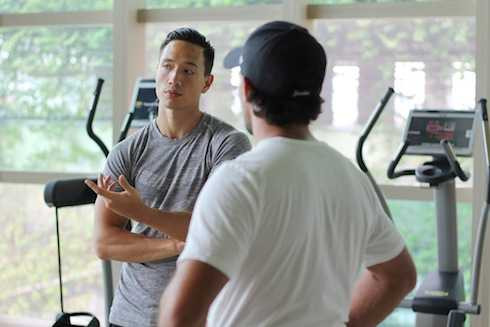 Kim Lý bàn bạc với HLV của Lý Hoàng Nam về chương trình tập luyện, ăn uống, ngủ nghỉ cho nam kiện tướng.