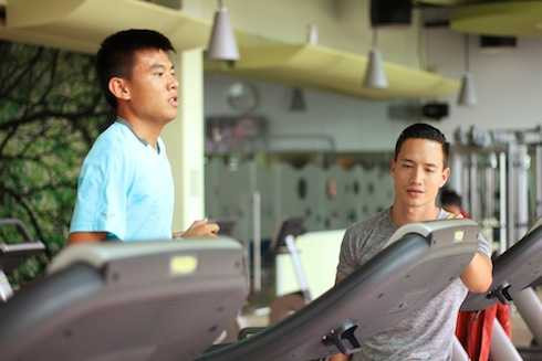 Kim Lý chăm chú theo dõi Lý Hoàng Nam tập để đưa ra những lời góp ý thiết thực nhất.