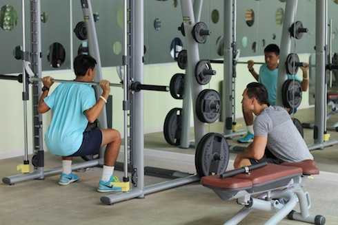 Kim Lý chăm chú theo dõi Lý Hoàng Nam tập để đưa ra những lời góp ý thiết thực nhất.