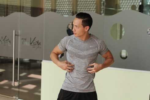 'Tùng Hero' phân tích cặn kẽ cho Lý Hoàng Nam cách hít thở, tăng cường thật hiệu quả các búi cơ vai, hông, bụng, những nhóm cơ quan trọng trong môn quần vợt. 