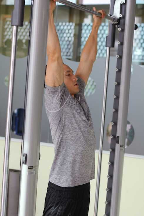 Kim Lý hướng dẫn Lý Hoàng Nam bài tập cơ lưng và vai. Đây cũng là bí quyết làm nên tấm lưng 'rắn hổ mang' từng khiến các fan trầm trồ của 'Tùng Hero' trong 'Hương Ga'. 