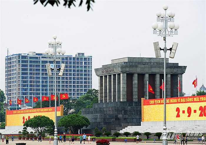 Tòa nhà mang tên Discovery Complex II với độ cao 18 tầng. Nhiều ý kiến cho rằng tòa nhà này quá cao và nằm quá gần khu vực Lăng Bác và các công trình quan trọng của quốc gia ở xung quanh.