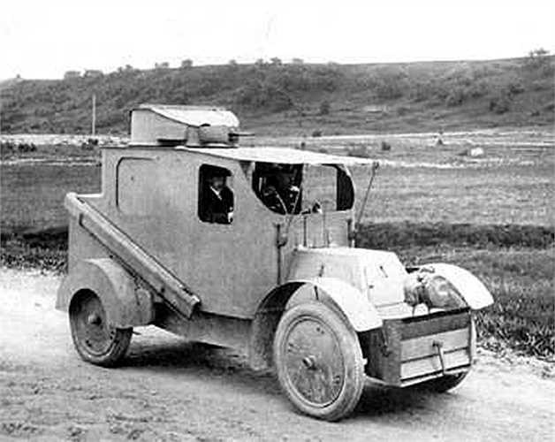 Đây là bản gốc chiếc xe thiết giáp Charron của Pháp, được quân đội Pháp sử dụng nhưng có vẻ không hiệu quả khi tác chiến trên những nẻo đường tuyết phủ suốt mùa đông khắc nghiệt tại Nga