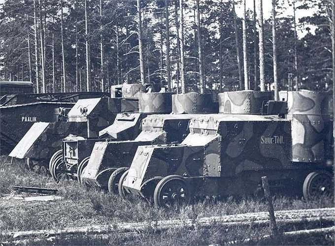 Vào lúc bắt đầu của Thế chiến I, Nga tiếp nhận và chỉ có một đơn vị chiến đấu thiết giáp do người Pháp chế tạo - dưới tên gọi 'Russo - Balt', đây chính là đội ngũ xe tăng đầu tiên của Nga.