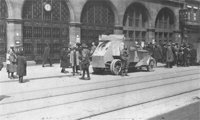 Tổng cộng khoảng 40 xe bọc thép của loại này đã được chuyển giao cho Đế chế Nga trong giai đoạn 1908-1916, sau khi đã được sửa đổi vài chi tiết, chủ yếu là bộ bánh lốp lớn hơn.