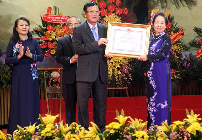 Bộ trưởng Bộ GD&ĐT Phạm Vũ Luận cùng các vị lãnh đạo, Ban cán sự Đảng Bộ GD&ĐT trân trọng đón nhận Huân chương Độc Lập hạng Nhất