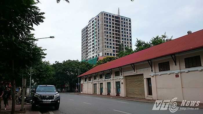 Tòa nhà cao tầng nhìn từ phía đường Nguyễn Thái Học.