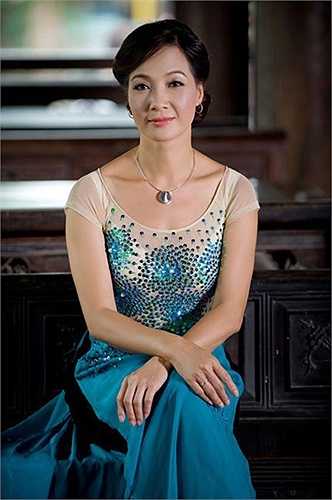 Ngay cả khi đã bước qua thời đỉnh cao nhan sắc, NSND Lê Khanh vẫn sở hữu vẻ đẹp đài các, dịu dàng.