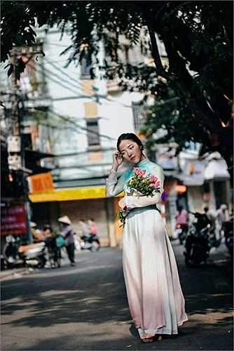 Mỗi lần về nước là Lam Khê có dịp mặc áo dài và thực hiện bộ ảnh dịu dàng như thế này.