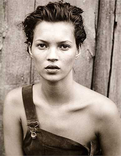 1. Kate Moss: Kate Moss là một trong những siêu mẫu hàng đầu của những năm 1990. Cô được một công ty tìm kiếm tài năng phát hiện vào năm 14 tuổi khi đang ngồi đợi máy bay quốc tế tại New York năm 1988. Nhờ vóc dáng gầy gò, cô cũng là biểu tượng 'heroin chic' thời điểm bấy giờ và nắm giữ vai trò đặc biệt trong định nghĩa size 0 trong thời trang. Hiện tại, Kate Moss vẫn là tên tuổi được chú ý trong làng thời trang và cô cũng tham gia vào nhiều dự án kinh doanh.