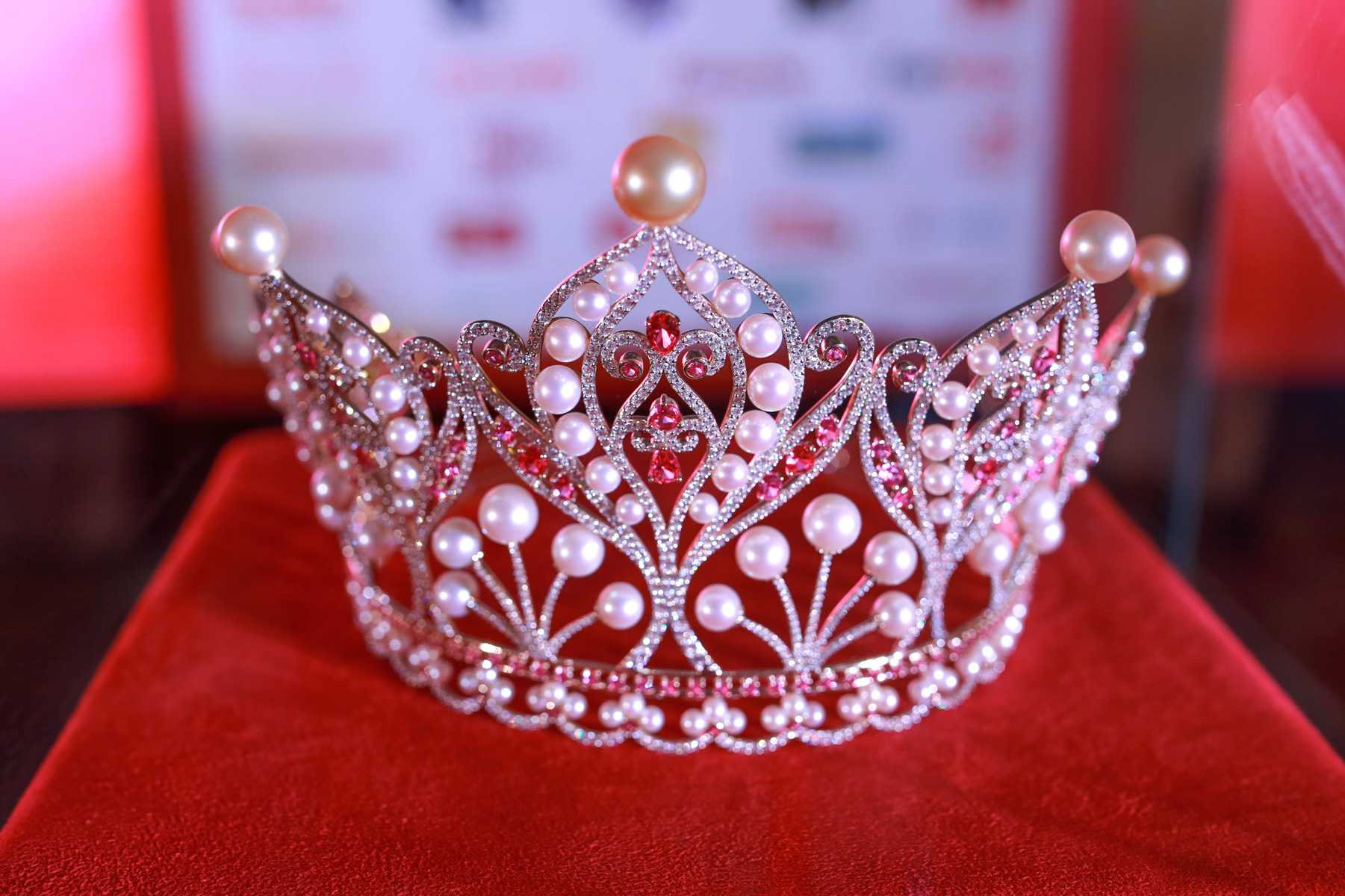 Cận cảnh vương miện trị giá 2,2 tỷ của Hoa hậu hoàn vũ Việt Nam 2015