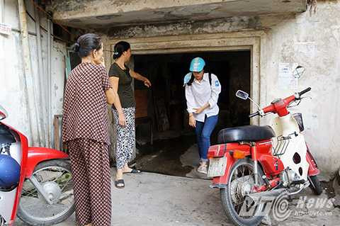 Tầng 1 của khu nhà C5 bị thấp hơn rất nhiều so với mặt đường, cứ mưa to là ngập. ‘Cổng vào khu tập thể trước đây từng có bậc tam cấp lên xuống thế mà nay ai đi qua cũng phải khom người.’ bà Năm chia sẻ.