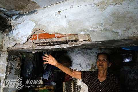 Là một trong những công dân đầu tiên về khu nhà này sinh sống, bà Đ.T.Năm (P106, khu C5 Quỳnh Mai) cho biết, trước đây tòa nhà do phía Trung Quốc viện trợ xây dựng làm chỗ ở cho công nhân của Công ty cơ khí công trình.