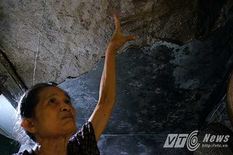 ‘Tòa nhà xây dựng xong được bàn giao cho Công ty cơ khí công trình quản lý, đến nay công ty đã giải thể, việc tu sửa tòa nhà cũng chẳng có ai chịu trách nhiệm hết. Như trần nhà tôi bây giờ cứ động vào là rụng, có hôm còn bị cả mảng vữa rơi vào đầu may mà đội nón nên cũng chỉ bị xây xát nhẹ thôi.’ Bà Năm chia sẻ thêm.