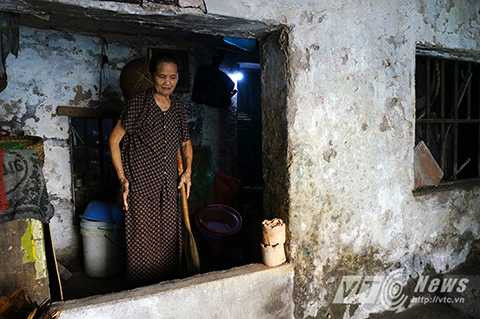 Khách đến chơi nhà bà Năm phải bước qua một bức tường nhỏ cao 40cm, bà cho biết trước đây trần nhà cao tới 2m5 mà bây giờ người ta làm đường, tôn nền lên khiến nhà bà chỉ còn cao chưa đầy 2m, cứ ngày nào có mưa là bà lại bỏ hết công việc để chạy về nhà chống lụt. Bức tường cao 40cm nhiều lúc vẫn bị nước tràn qua khiến bà phải mua thêm đất sét để kịp thời đắp tường chống nước lũ mỗi ngày mưa to gió lớn. 