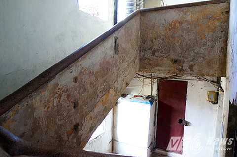 Dọc hành lang của khu nhà, hầu hết các mảng tường đều đã bị bong tróc, khu nhà cũng đang trong tình trạng nghiêng lún. thậm chí có chỗ thành tường hở cả lõi sắt.