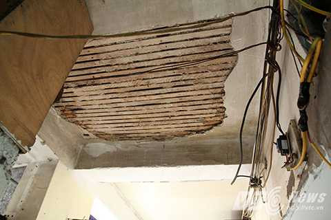 Một mảng trần lớn của ngôi nhà đã bị đổ sập, người dân mỗi khi qua đây phải đi thật nhanh, tránh vữa rơi vào đầu.