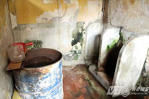 Càng bất tiện hơn nữa, là mỗi tầng chỉ có 1 nhà vệ sinh đi chung, mỗi buổi sáng thường diễn ra cảnh xếp hàng, chực chờ nhau để đến lượt như thời bao cấp. Tuy được lau dọn thường xuyên nhưng vẫn hôi hám, bẩn thỉu vì liên tục bị ngấm nước từ nhà vệ sinh tầng trên xuống.