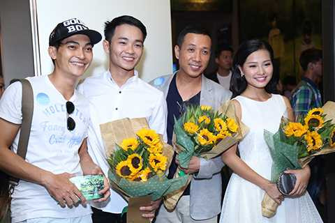 Nữ diễn viên trẻ ăn vận giản dị trong chiếc đầm trắng tinh khôi, đến tham dự buổi giới thiệu bộ phim cùng các anh chị đồng nghiệp. Tại buổi ra mắt, Khánh Hiền đã chia sẻ niềm vui và cái duyên khi được mời đến casting bộ phim này. 