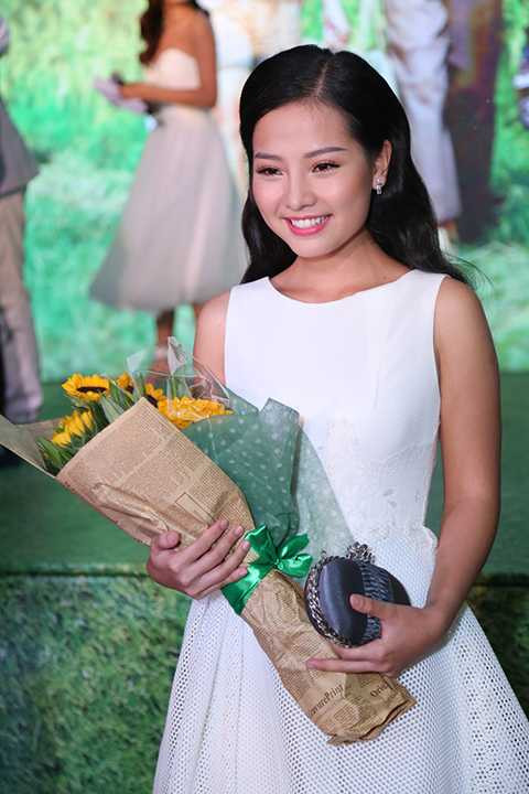 Cô xúc động cho biết: Lúc đó vì đang bận lịch quay ở xa cho một bộ phim truyền hình nên tôi rất tiếc vì phải từ chối lời mời casting cho nhân vật của mình. Nhưng không ngờ, ba tháng sau, khi tôi đã hoàn tất bộ phim truyền hình thì đạo diễn và nhà sản xuất đã gọi lại và nói là để dành vai diễn này cho Khánh Hiền. Đây là lần đầu tiên, Khánh Hiền tham gia vào một bộ phim điện ảnh. 