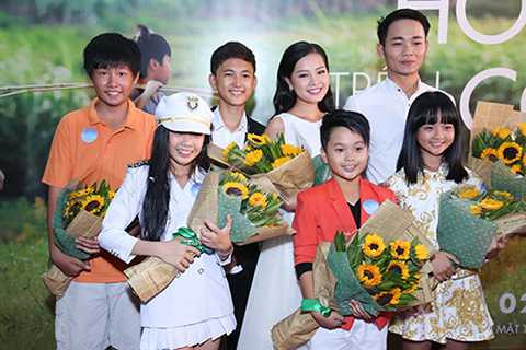 Khánh Hiền cùng chụp hình kỷ niệm với dàn diễn viên nhí trong phim Lâm Thanh Mỹ, bé Thịnh Vinh và các diễn viên khác.