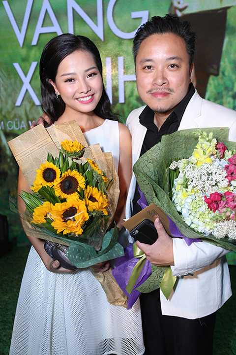Nữ diễn viên tranh thủ lưu giữ kỷ niệm với đạo diễn của phim - Victor Vũ. 