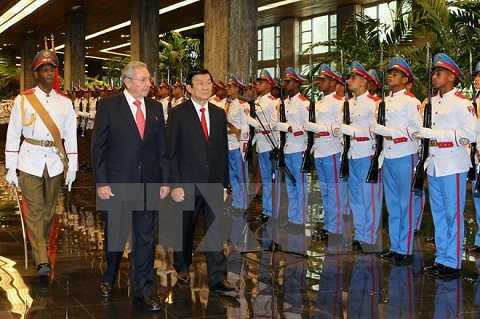 Chủ tịch Hội đồng Nhà nước Cuba Raul Castro và Chủ tịch nước Trương Tấn Sang duyệt đội danh dự Chủ tịch Hội đồng Nhà nước Cuba Raul Castro và Chủ tịch nước Trương Tấn Sang duyệt đội danh dự